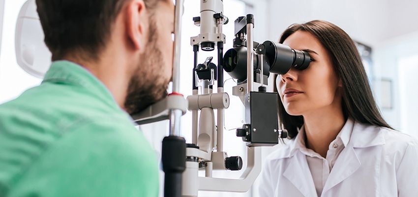 medica-analisando-visao-paciente